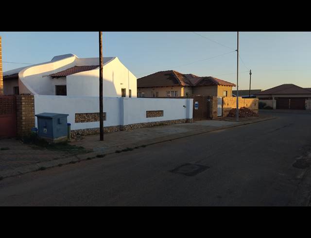 2 BEDROOM FREEHOLD FOR SALE IN KAGISO